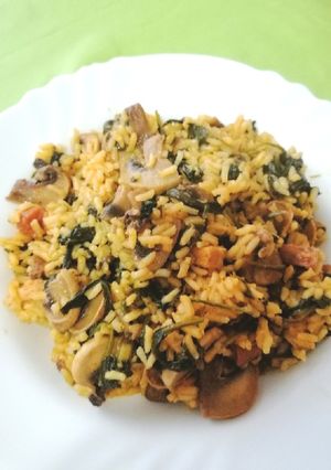 Una foto de Arroz con bacon 🥓, champiñones y espinacas