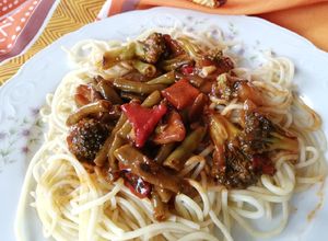 Una foto de Spaghetti 🍝 integrales con verduras salteadas