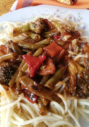 Una foto de Spaghetti 🍝 integrales con verduras salteadas