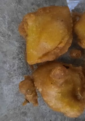 A picture of Half moon cut shape pakoras.