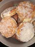 Galletas fritas rellenas de natillas