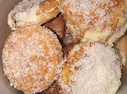 Una foto de rellenos dulces de hojaldre