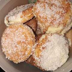 Una foto de Galletas fritas rellenas de natillas