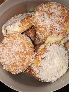 Una foto de Galletas fritas rellenas de natillas