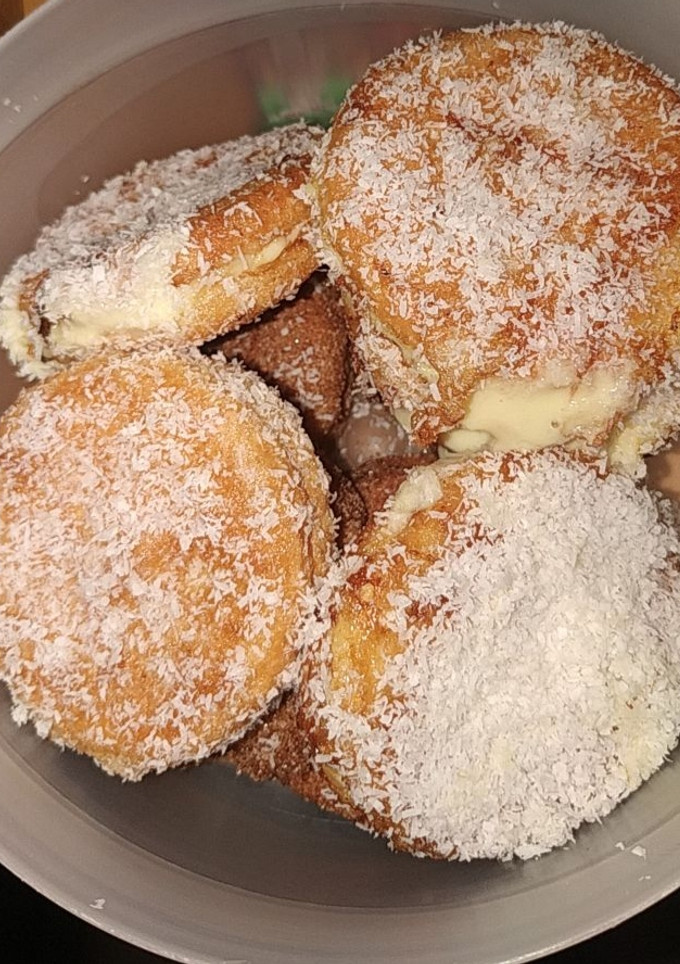 Una foto de Galletas fritas rellenas de natillas