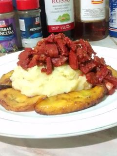 Una foto de Fusión de chorizos y puré rústico