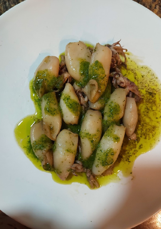 Una foto de Calamares en salsa verde