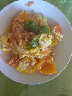 Una foto de Chiles pimientos con huevo