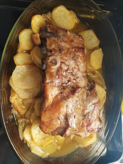 Una foto de Costillas de cerdo al horno con patatas y cebolla