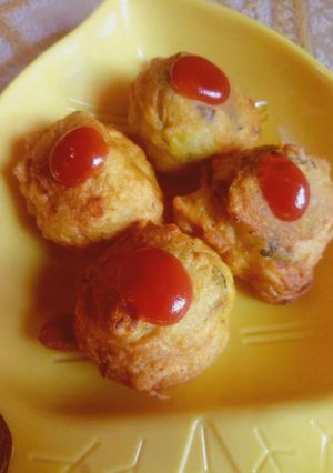 A picture of Aloo bonda.
