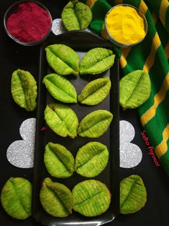 पालक फ्लेवर्ड लीफ मठरी(Palak flavoured leaf mathri recipe) रेसिपी मुख्य फोटो