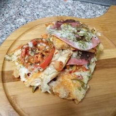 Bread pizza with peperoni lemon chicken mushroom sauce A picture of Bread pizza with peperoni lemon chicken mushroom sauce.
