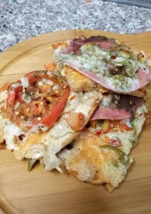 A picture of Bread pizza with peperoni lemon chicken mushroom sauce.