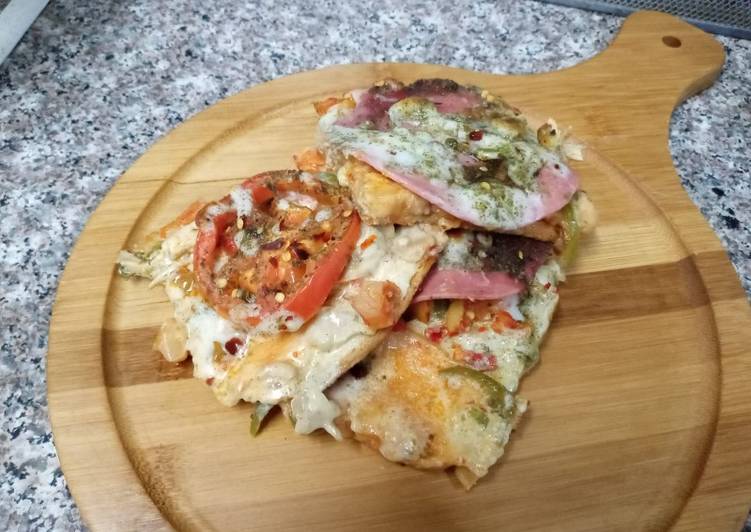 Bread pizza with peperoni lemon chicken mushroom sauce