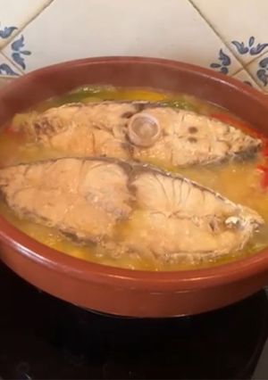 Una foto de Corvina en Cazuela de Barro con Puerro y Pimientos