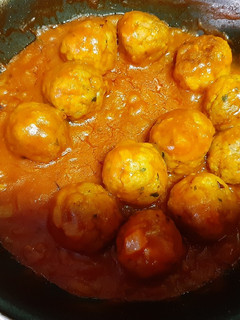 Una foto de Albóndigas con tomate
