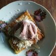 Roti pisang coklat dengan taburan keju dan es krim