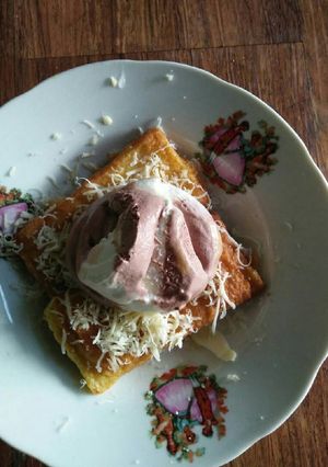 Foto resep Roti pisang coklat dengan taburan keju dan es krim