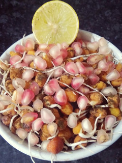 ફણગાવેલા ચણા અને દાડમ ની ચાટ (Fangavela Chana Dadam Chaat Recipe In Gujarati) રેસીપી મુખ્ય ફોટો