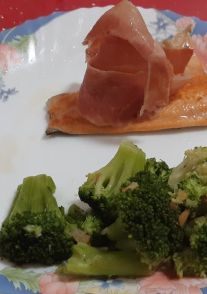 Una foto de Trucha a la plancha con jamón y brócoli al ajillo
