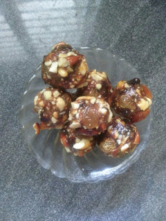 நட்ஸ் லட்டு(Nuts laddu) செய்முறை முக்கிய புகைப்படம்