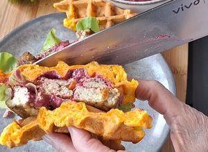 Une photo de Sandwichs gaufres de carotte, tofu grillé et pesto de betteraves
