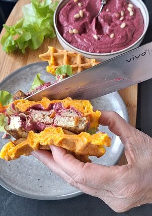 Une photo de Sandwichs gaufres de carotte, tofu grillé et pesto de betteraves
