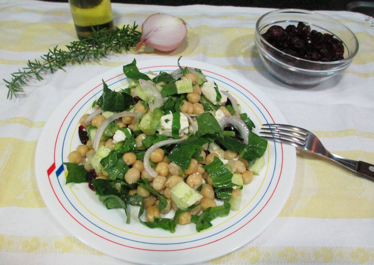 Ensalada de garbanzos con pepino, espinaca, mozzarella y arándanos