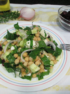 Una foto de Ensalada de garbanzos con pepino, espinaca, mozzarella y arándanos rojos