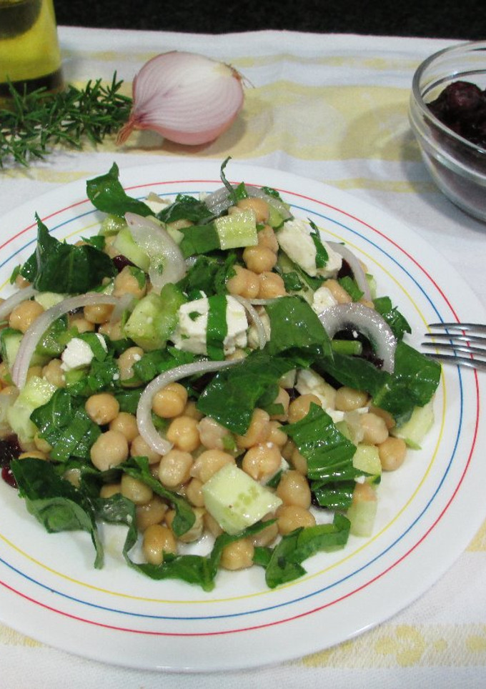 Una foto de Ensalada de garbanzos con pepino, espinaca, mozzarella y arándanos rojos
