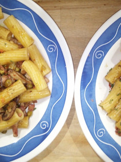 Una foto de Elicoidali con Champiñones y Shiitake, Guisantes Bacon y Jamón