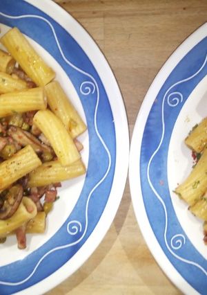 Una foto de Elicoidali con Champiñones y Shiitake, Guisantes Bacon y Jamón