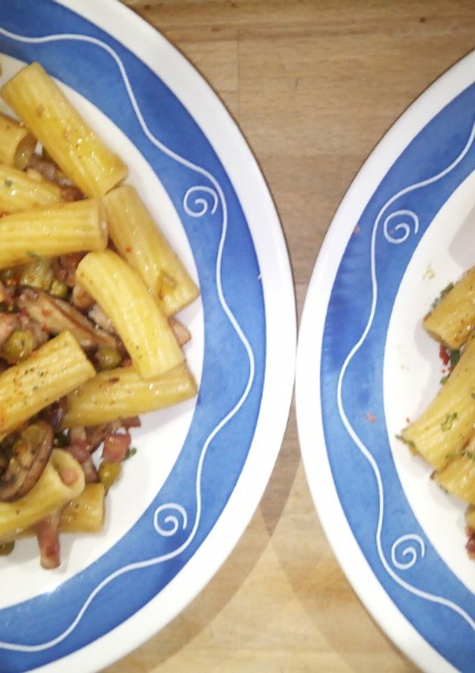 Una foto de Elicoidali con Champiñones y Shiitake, Guisantes Bacon y Jamón