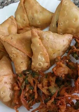 A picture of Aloo samosa.
