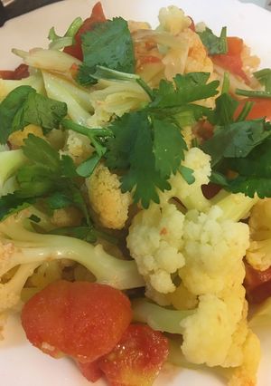 炒白花菜 Fried cauliflower with tomato 的食譜成品照片
