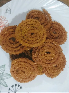 મીકસ ફ્લોર ચકરી (Mix Flour Chakri Recipe In Gujarati) રેસીપી મુખ્ય ફોટો