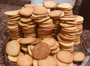 Una foto de galletas de manteca de maní y maní