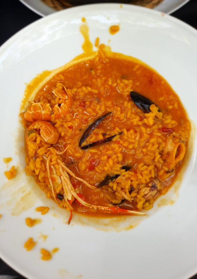 Una foto de Arroz caldoso de pescado 🦐