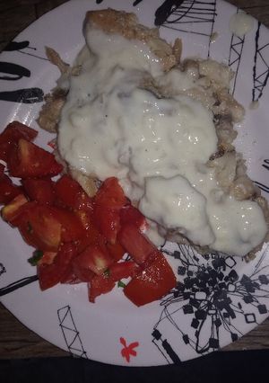Una foto de Pescado Armado con salsa blanca y Ensalada