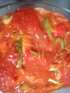 Una foto de Bacalao con tomate y pimientos al horno