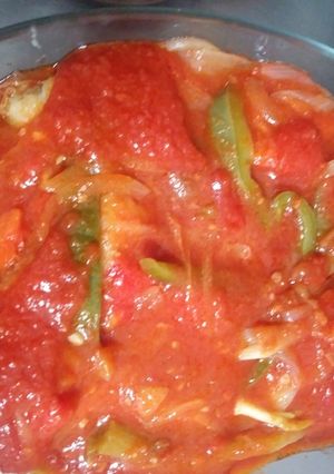 Una foto de Bacalao con tomate y pimientos al horno