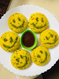 मूंग दाल मिक्स वेजिटेबल इडली (moong dal mix vegetable idli recipe in Hindi) रेसिपी मुख्य फोटो