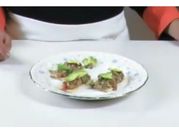 Una foto de ensalada de sardina