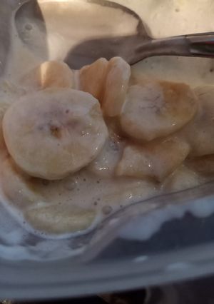 Una foto de Plátanos con crema😋🍌🥄
