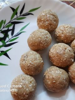 तिल लड्डू (til ladoo recipe in Hindi) रेसिपी मुख्य फोटो