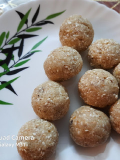 तिल लड्डू (til ladoo recipe in Hindi) रेसिपी मुख्य फोटो