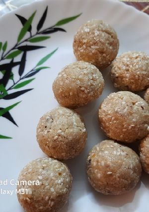 तिल लड्डू (til ladoo recipe in Hindi) रेसिपी मुख्य फोटो
