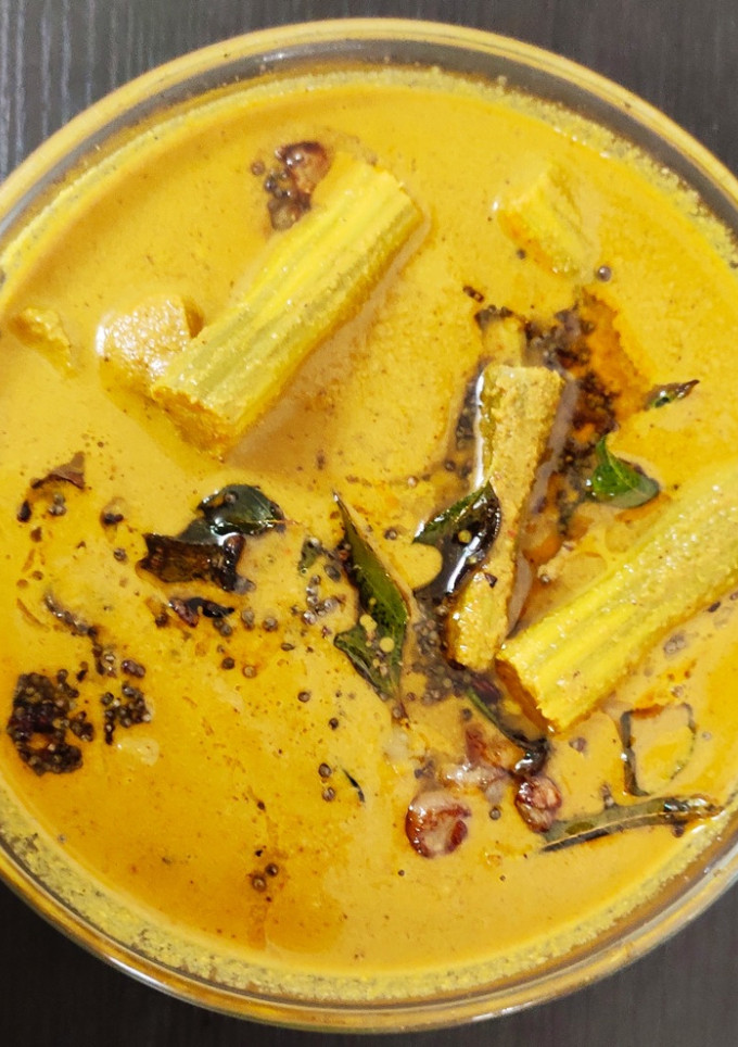 தேங்காய் முருங்கை மசாலா கிரேவி (Cocount drumstick masala gravy recipe in tamil) செய்முறை முக்கிய புகைப்படம்