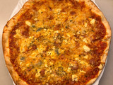 Pizza rápida: Quesos, tomate, frankfurt y jamón dulce