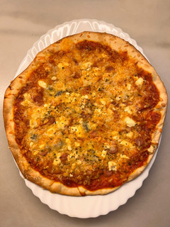 Una foto de Pizza rápida: Quesos, tomate, frankfurt y jamón dulce